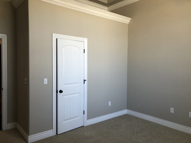 Building Photo - 4BR / 3Car garage / Fully fenced in backyard - Stunning property