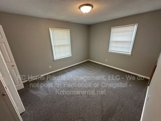 Building Photo - 708 NW Mock Ave