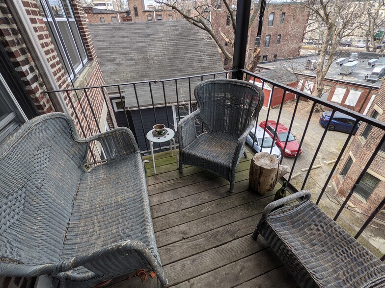 Building Photo - 158 Kelton St