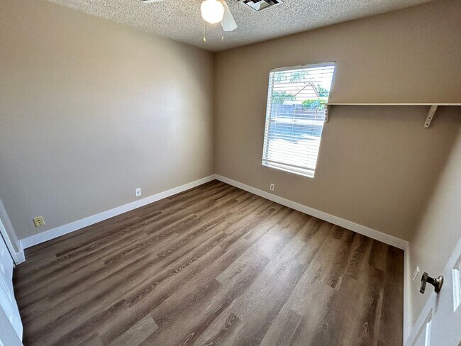 Building Photo - *NEW* Paint *NEW* Flooring *NO* HOA Glenda...
