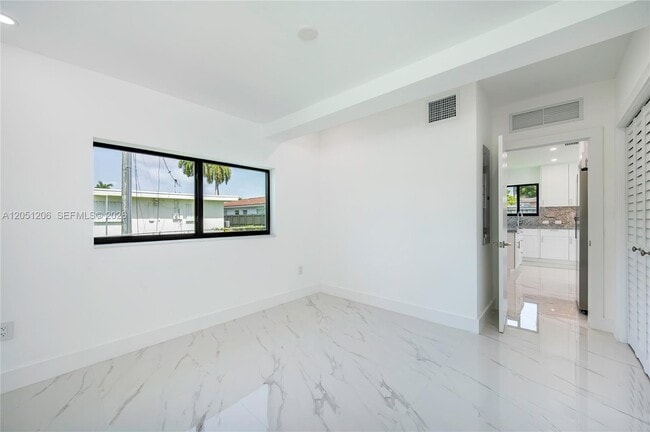 Building Photo - 1621 S Treasure Dr
