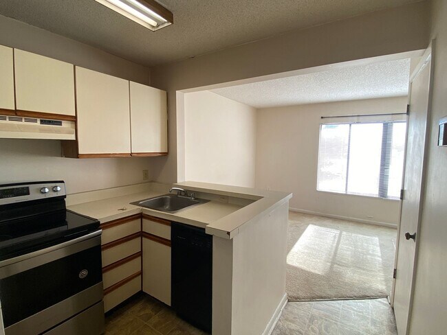 Building Photo - 1600 Park Cir