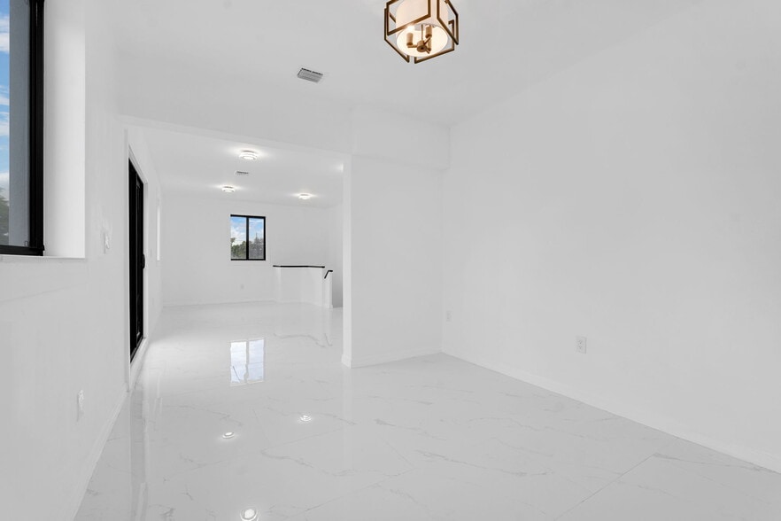 Building Photo - 972 SW 44th Ave