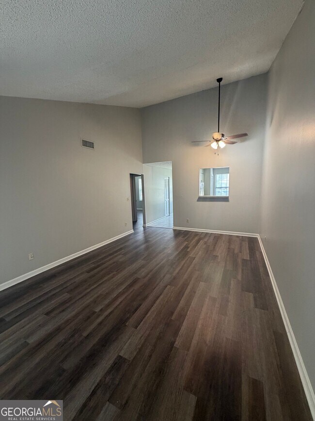Building Photo - 425 Admiral's Walk Dr