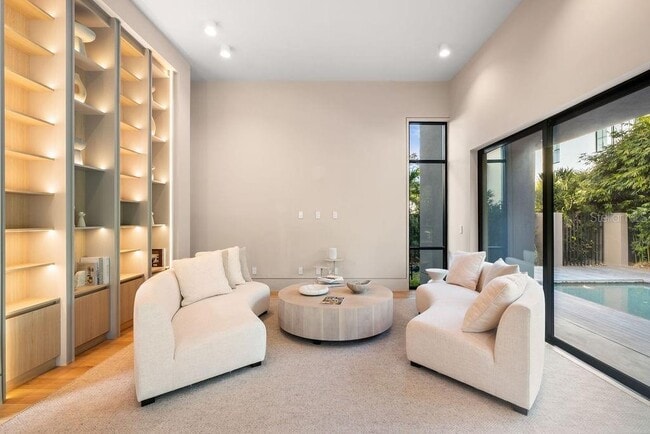 Building Photo - 1742 Temple Dr