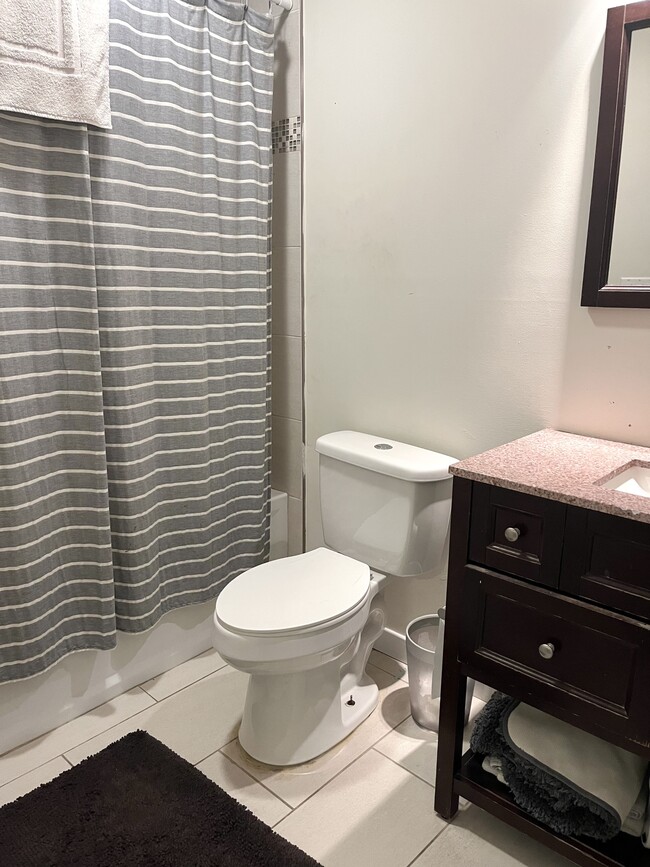 Building Photo - 1829 Vineyard St