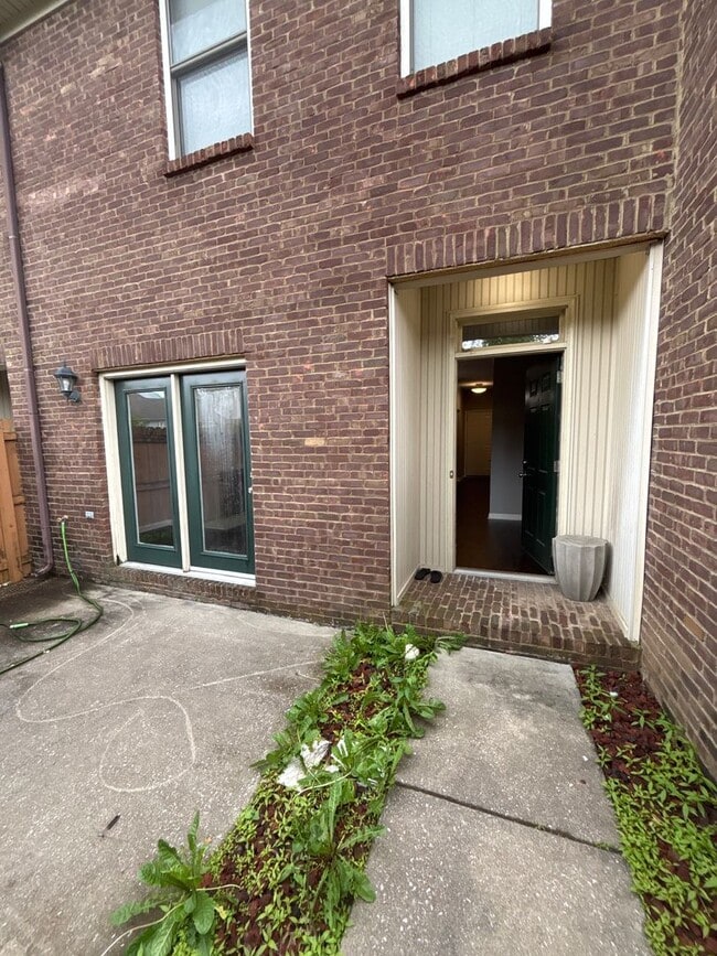 Building Photo - Your Dream Townhome Awaits