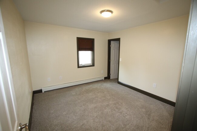 Building Photo - Beautiful 2 Bedroom Upstairs Unit!