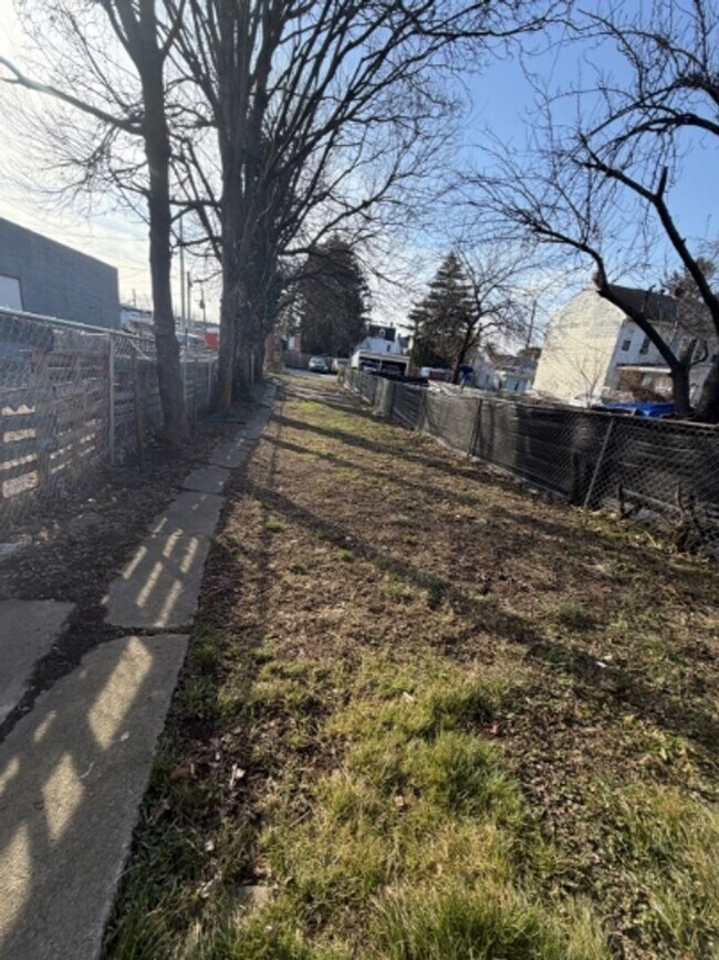 Building Photo - AVAILABLE FOR SHOWING 3!!! BR/1 BA. Promotion - $500 off first month rent!!