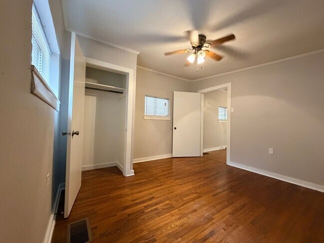 Building Photo - 3107 Alameda Dr
