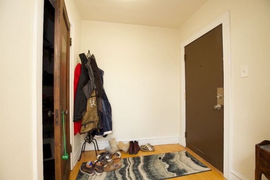 Building Photo - 733 Elm