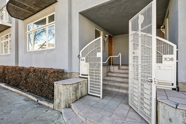 Building Photo - Modern 3 Bedroom Townhouse with Prime Location on Kettner Boulevard in San Diego
