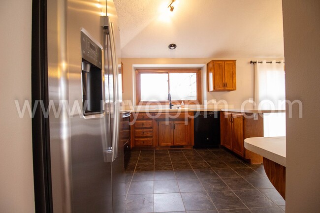Building Photo - Must See! Well maintained 3 Bedrooms 2.5 B...