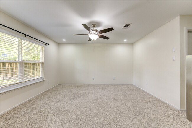 Building Photo - 2114 River Village Dr