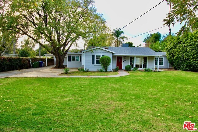 Building Photo - 8421 Darby Ave