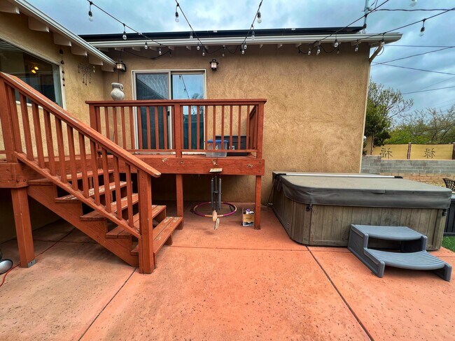 Building Photo - 310 Aliso Dr SE