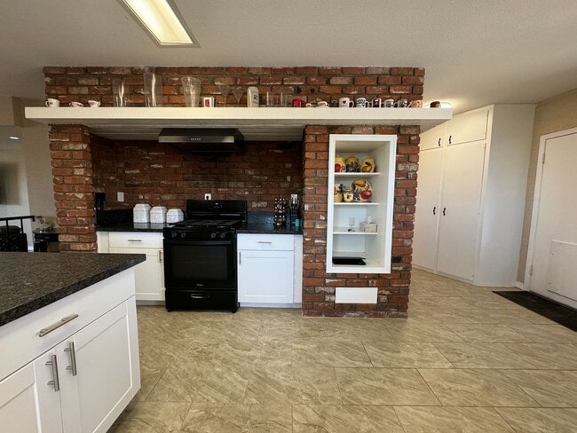 Building Photo - 3 Bedroom Furnished Home with UTILITIES INCLUDED with Courtyard Near the Colorado River 3-12 mont...