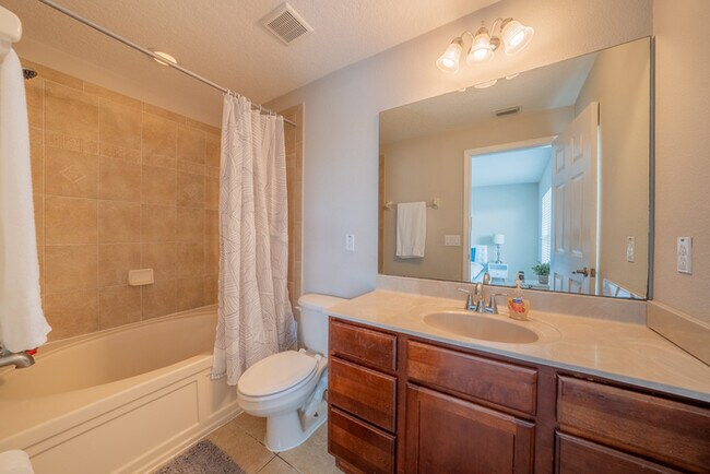 Building Photo - Town Home For Rent in Lake Brandon!