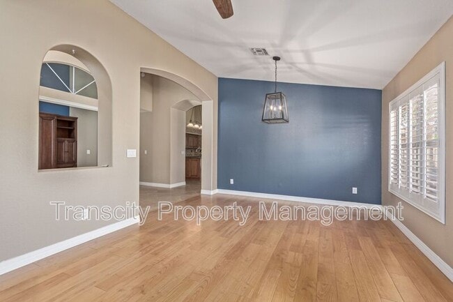 Building Photo - 1028 E Orchid Ln