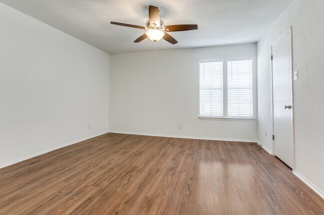 Building Photo - Lock and go GATED COMMUNITY near the night life in Addison. 2br/1ba Condo!