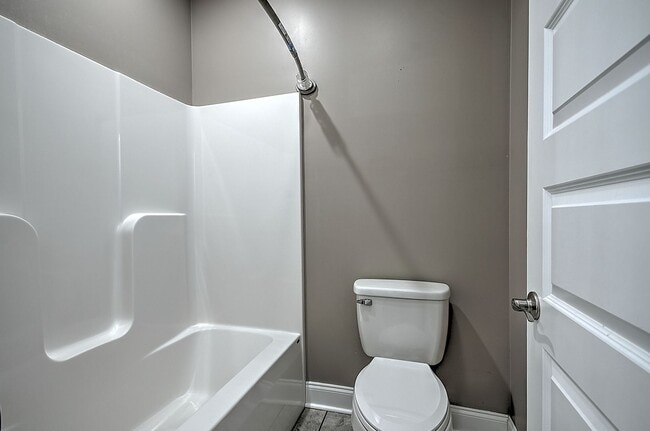 Building Photo - 4 Bedroom / 2.5 Bath Home  Kingsport, TN