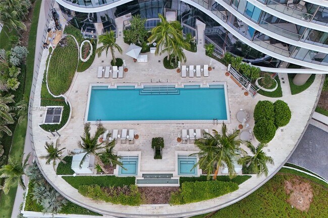 Building Photo - 15701 Collins Ave
