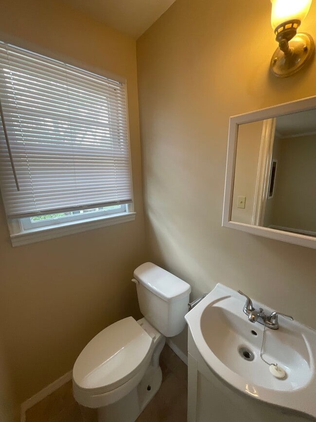 Building Photo - 1548 1/2 Schley Street Upstairs Unit