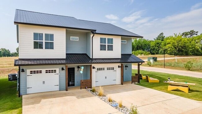 Building Photo - Sign a Lease By the End of July and Receive One Month of FREE Rent! Luxury 3 Bedroom 2.5 Bath Tow...