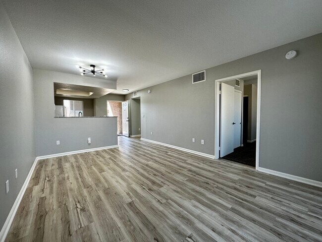Building Photo - 8070 W Russell Rd