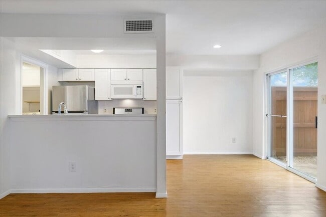 Building Photo - 1313 Southport Dr