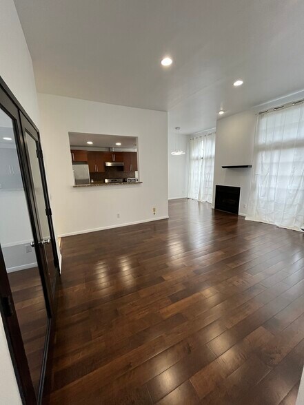 Building Photo - 860 S Lucerne Blvd