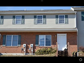 Building Photo - Beautiful townhome in Exeter Schools