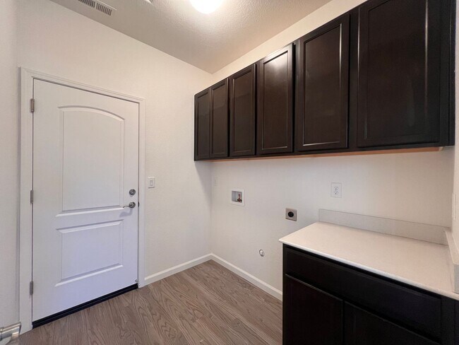 Building Photo - Silverland Estates 3 Bedroom 2 Bathroom Ho...