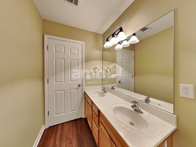 Building Photo - 226 Vintage Cir