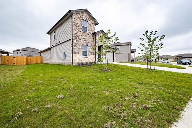 Building Photo - 204 Lily Pond Trl