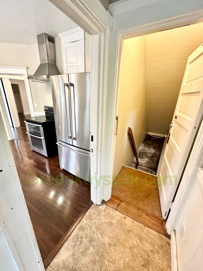 Building Photo - Huge Gorgeous 5 Bedroom 4 Bath Unit in SW ...
