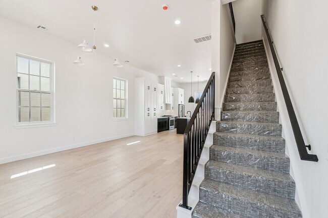 Building Photo - Minimalist Magic: 2-Bed Apartment Over Sel...