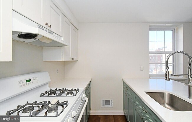 Building Photo - 1554 N Lawrence St