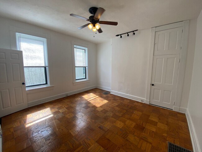 Building Photo - 451 Warner St