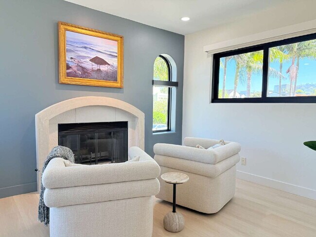 Building Photo - Experience Luxury at Windansea Beach: with...