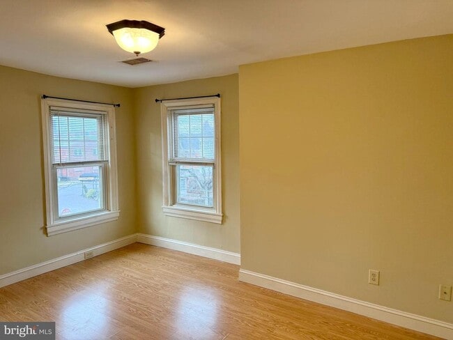 Building Photo - 101 King St