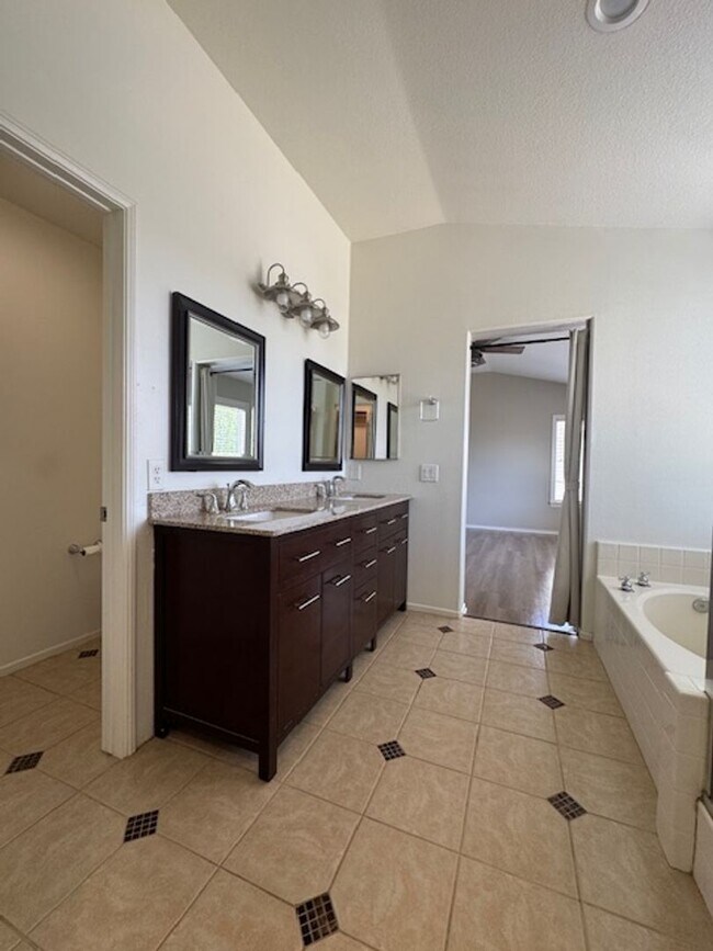 Building Photo - Remodeled 3 bedroom in Simi Valley