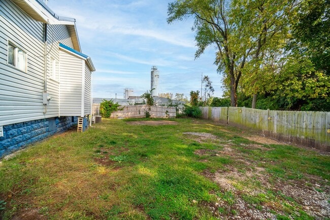 Building Photo - 465 Brehl Ave