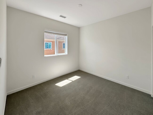 Building Photo - Luxury 4Bd/3.5Ba Smart Home in Gated Lake ...
