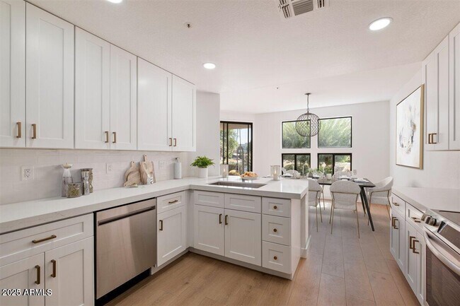 Building Photo - 7700 E Gainey Ranch Rd