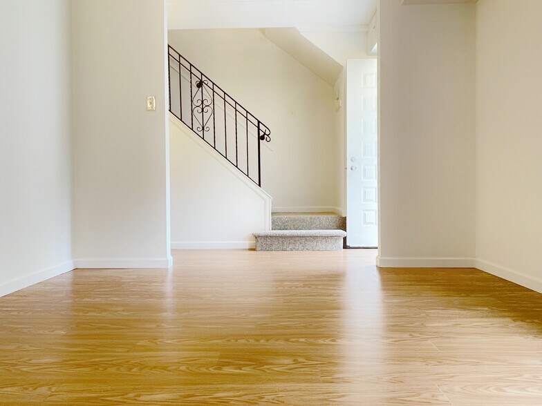 Building Photo - 206 Village Walk