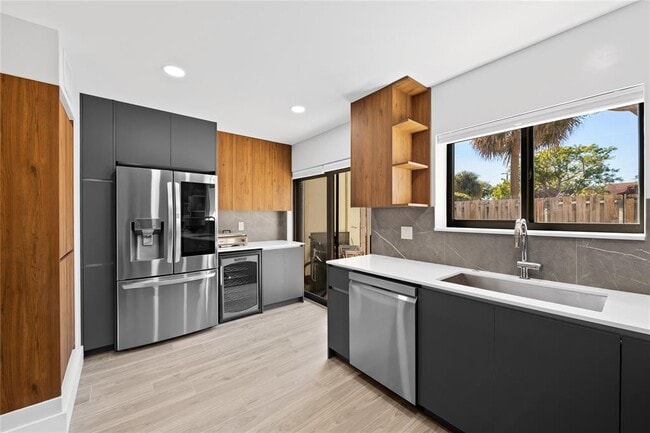 Building Photo - 340 City View Dr