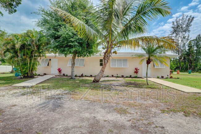 Building Photo - 3069 Woodside Ave