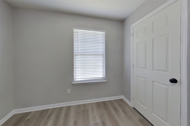 Building Photo - 10951 Royal Forest Dr