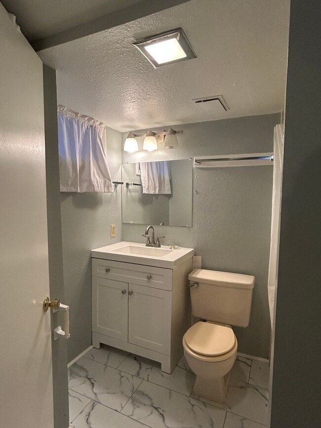 Building Photo - 5 BR/3 1/2 BA in the Desirable Meadowglen Community!!